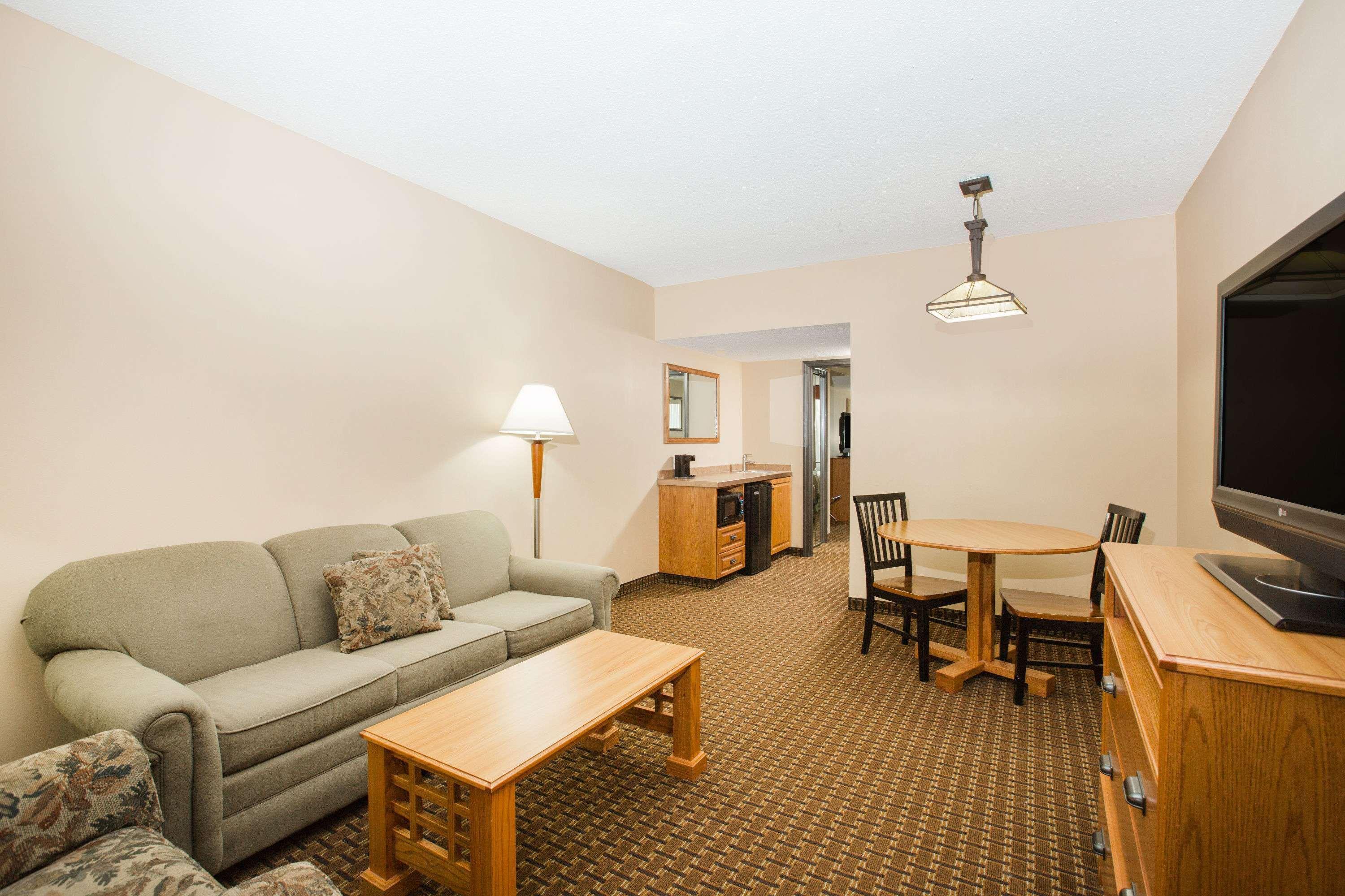 Hotel Ramada By Wyndham Des Moines Tropics & Conference Ctr