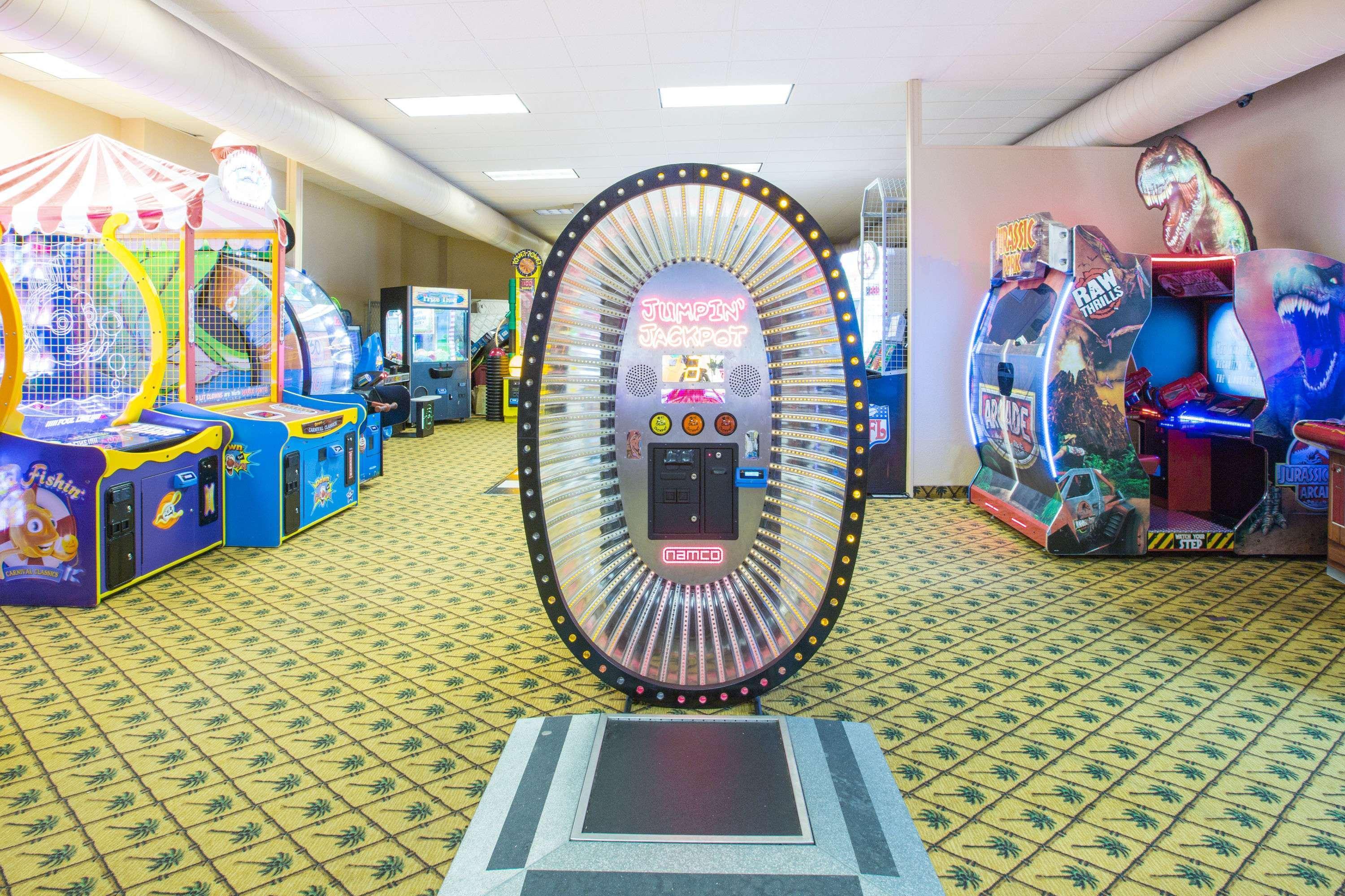 Ramada By Wyndham Des Moines Tropics & Conference Ctr Hotel