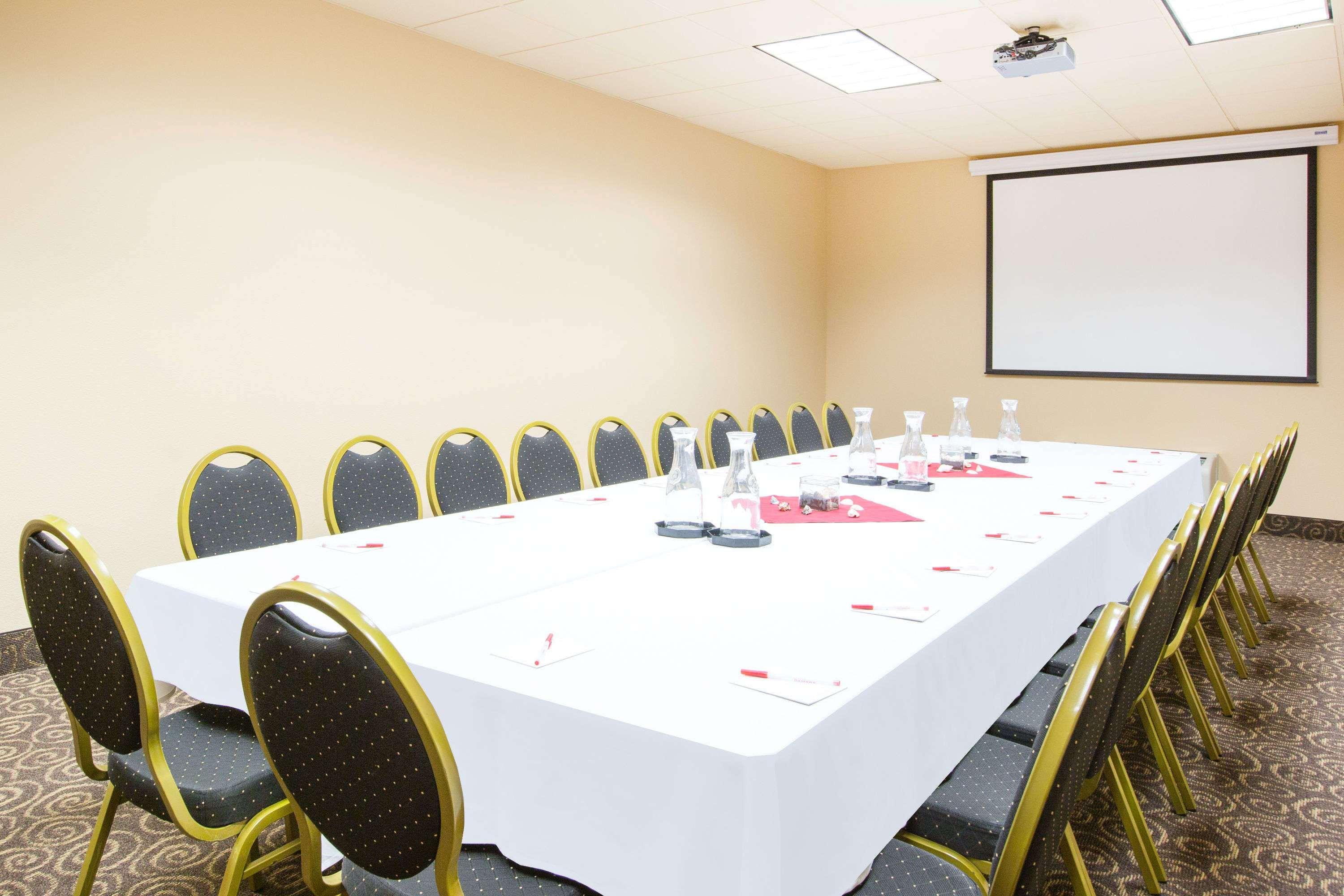 Hotel Ramada By Wyndham Des Moines Tropics & Conference Ctr