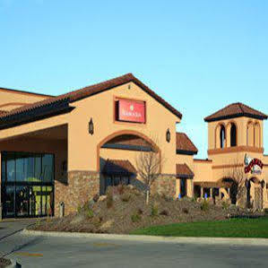 Ramada By Wyndham Des Moines Tropics & Conference Ctr Hotel 3*