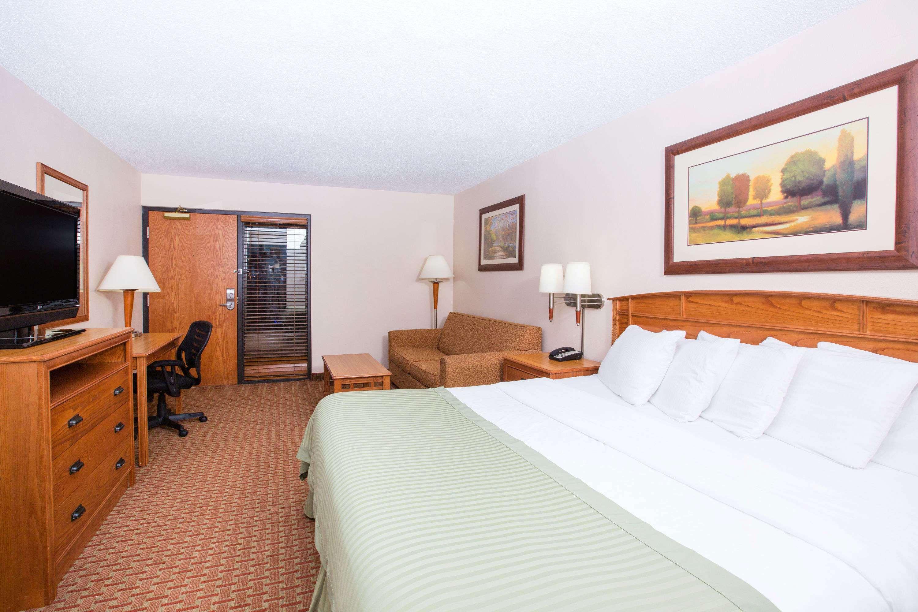 Ramada By Wyndham Des Moines Tropics & Conference Ctr Hotel 3*