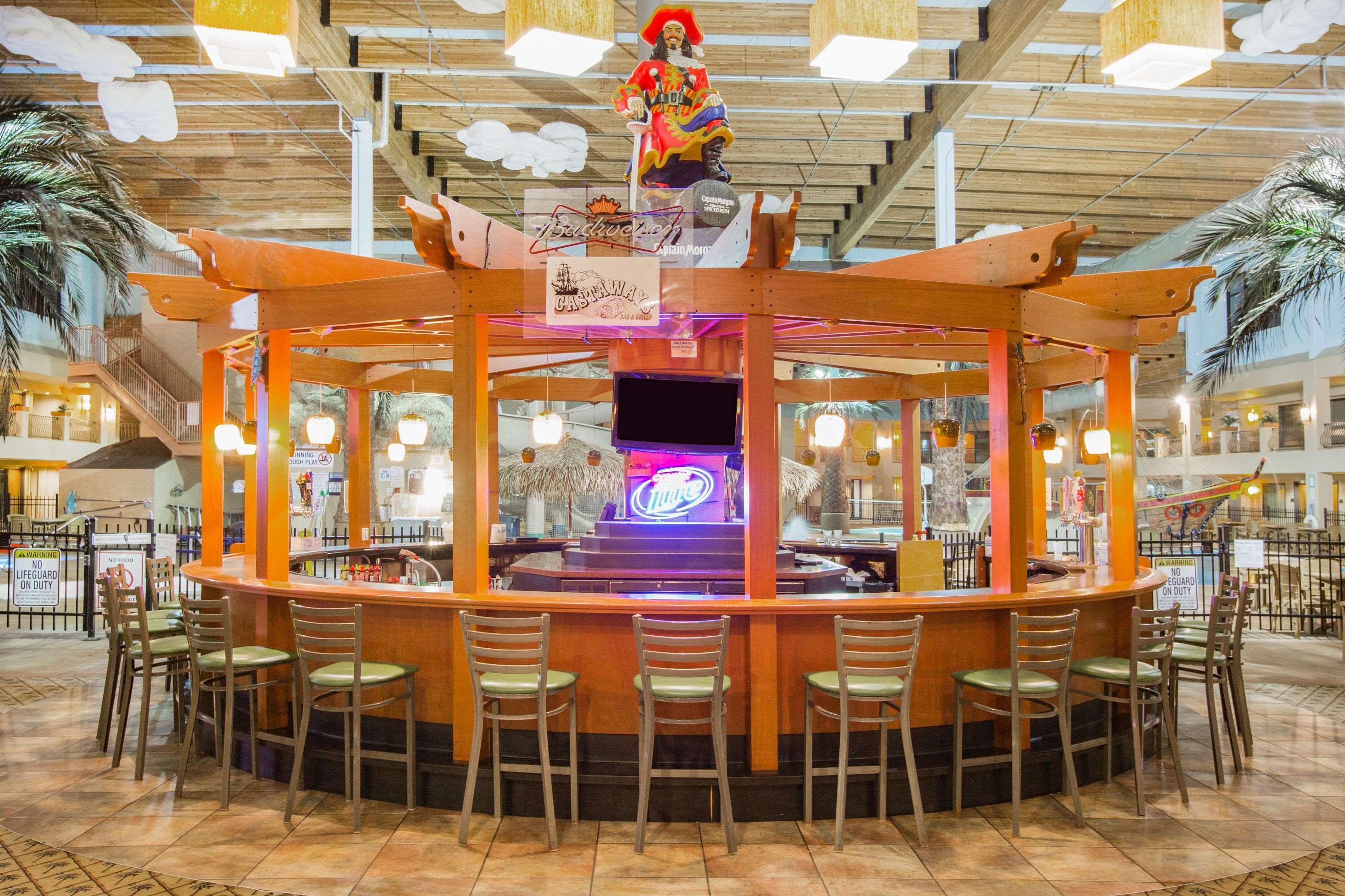 Ramada By Wyndham Des Moines Tropics & Conference Ctr Hotel